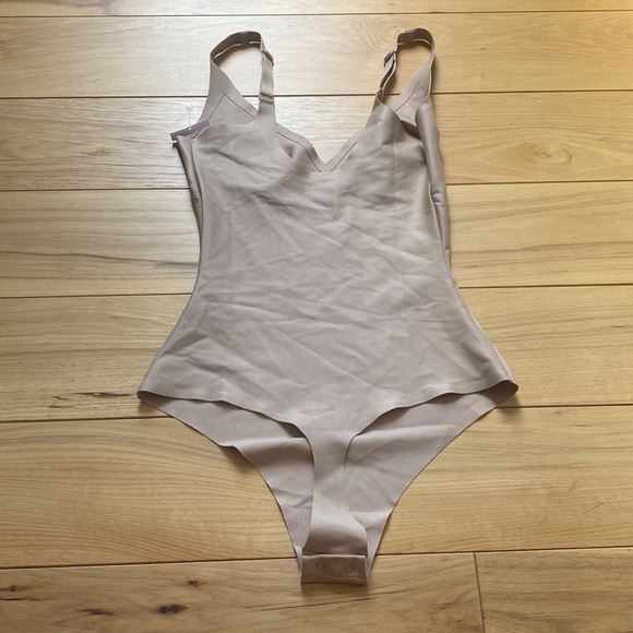 SKIMS BODY UNLINED PLUNGE THONG BODYSUIT - Picture 3 of 4